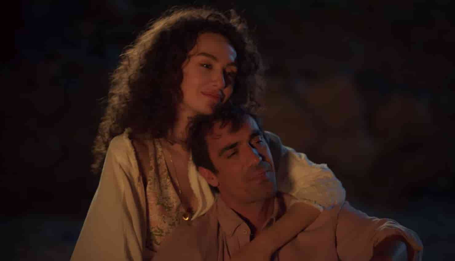 5th episode of Kus Uçusu (As the Crow Flies) – Netflix Turkish Series (2) leading actors of turkish netflix series Kuş Uçuşu 3 As the Crow Flies, Birce Akalay wearing a white dress hugging İbrahim Çelikkol