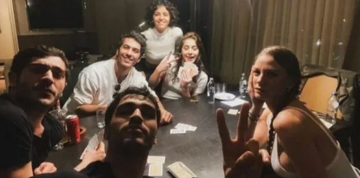 Burak Deniz and Serenay Sarıkaya will meet the audience soon on Netflix screens in a new TV series called Şahmaran (2)