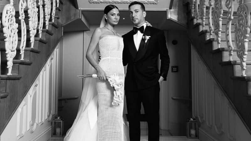 Demet Özdemir (30) married the love of her life, the pop singer Oğuzhan Koç(37). How many dresses did the bride change And what special gift did she receive Demet Özdemir Oğuzhan married