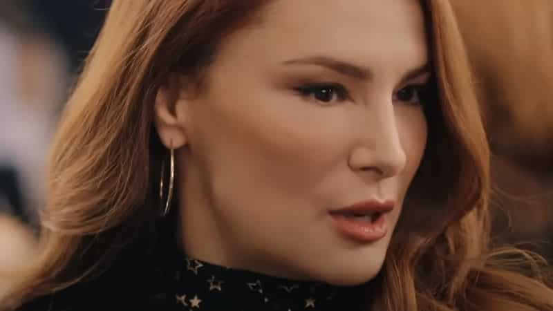 Mine Tugay, the guest actor of the Yali Capkini series, spoke about her plastic surgery on eyes – Her last apparition shocked the fans-min (1) mine tugay close up face with red hair and lips, filled up cheeks plastic surgery yali capkini series dizi
