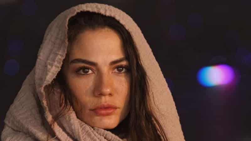 Adım Farah (My Name is Farah) Demet Özdemir Engin Akyürek turkish dizi series drama-min release date of the turkish series Adım Farah featuring Demet Özdemir with a beige hijab