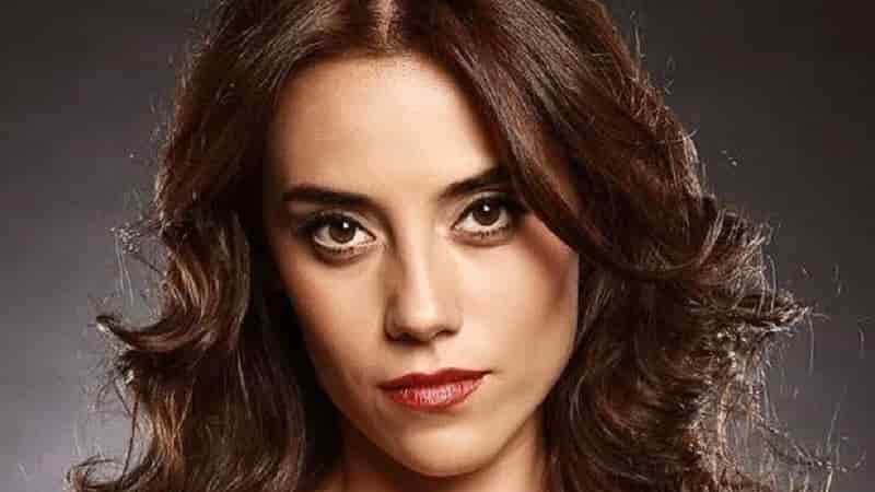 Cansu Dere signs with Disney Plus and with a New Management Agency-min