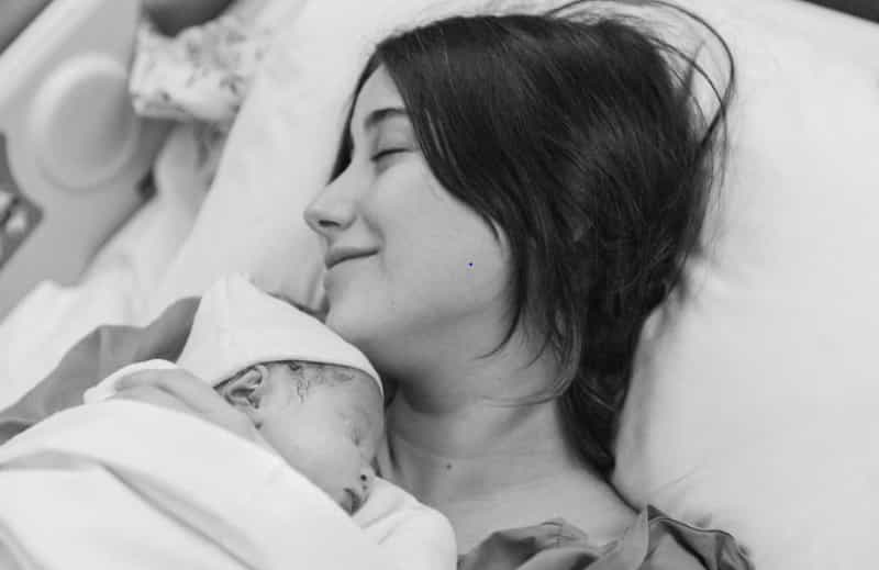 Hazal Kaya shares the first photo of her daughter Leyla Süreyya-min