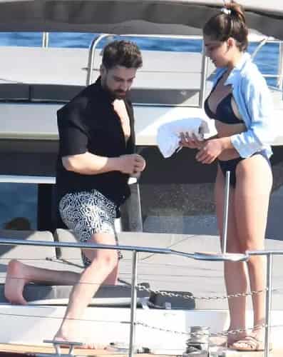 Alp Navruz and Sıla Türkoğlu on a Romantic Getaway in Bodrum Spotted Together on a Boat relationship actors turkish love new 1-min (1)