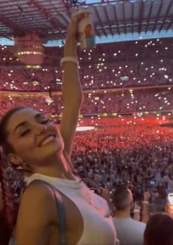 Hande Erçel and Hakan Sabancı - The new Turkish couple declared their love at a Coldplay Concert 1-min (1)