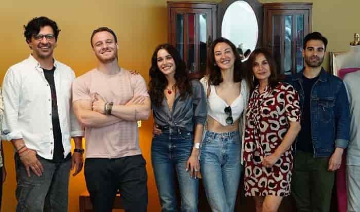 Kerem Bürsin and Hafsanur Sancaktutan alongside the cast of the new turkish drama series 2023 Ya Çok Seversen