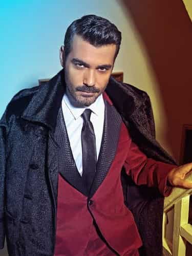 Caner Cindoruk wearing a red suit and with moustache in the new turkish dizi series along side Bergüzar Korel Kanlı Yayın Serkan Altunorak