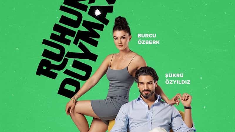 Ruhun Duymaz Şükrü Özyıldız Burcu Özberk-min Ruhun Duymaz new turkish romantic spy dizi series starring actors on a green background Şükrü Özyıldız Burcu Özberk on fox tv