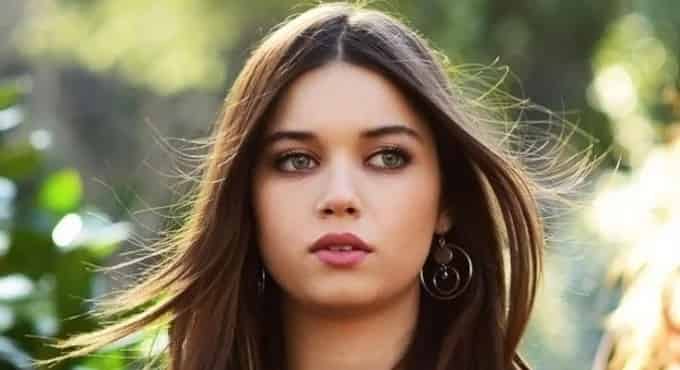 Who is Afra Saraçoğlu 35 Facts Turkish actresss Seyran in the TV drama series Yalı Çapkını (2022) young baby child İkinci Şans-min