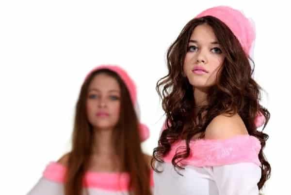 Who is Afra Saraçoğlu 35 Facts Turkish actresss Seyran in the TV drama series Yalı Çapkını (2022) young baby child1-min