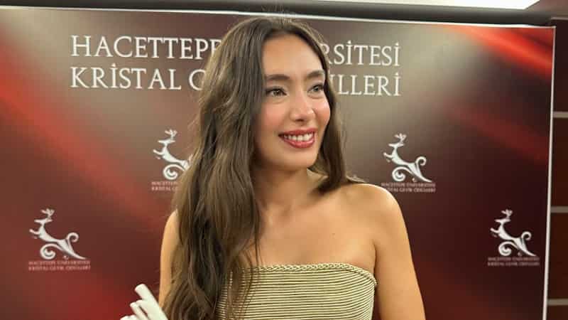 Neslihan Atagü 2023 Kristal Geyik Awards-min