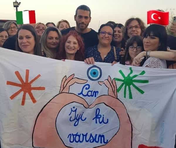 can yaman fans palermo-min new can yaman surrounded by Italian fans in palermo with message iyi ki varsin