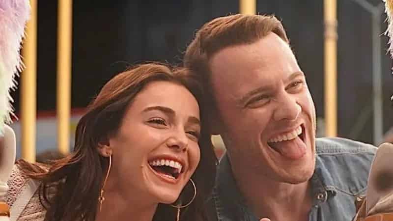 close up of Kerem Bürsin and Hafsanur Sancaktutan secret romance, smilling during their joint project Ya Çok Seversen