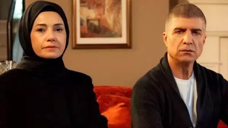 Kızıl Goncalar series FOX featuring Özcan Deniz wearing a black hoodie sitting on a couch with Özgü Namal in the new banned series from fox by RTÜK