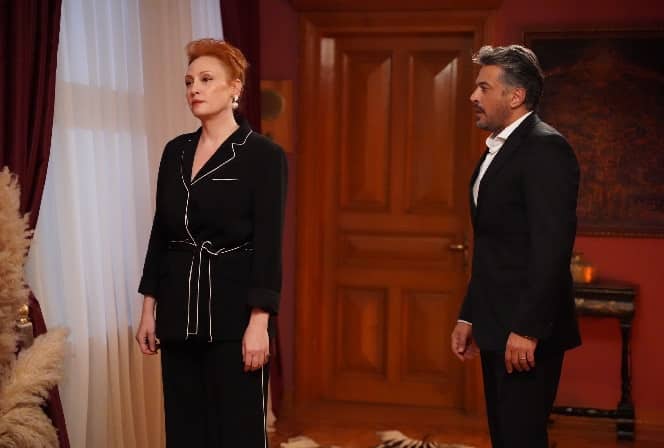 ifakat yalı çapkını Gülçin Santırcıoğlu-min (2) actress Gülçin Santırcıoğlu as İfakat next to Orhan in the Turkish TV drama series Yalı Çapkını