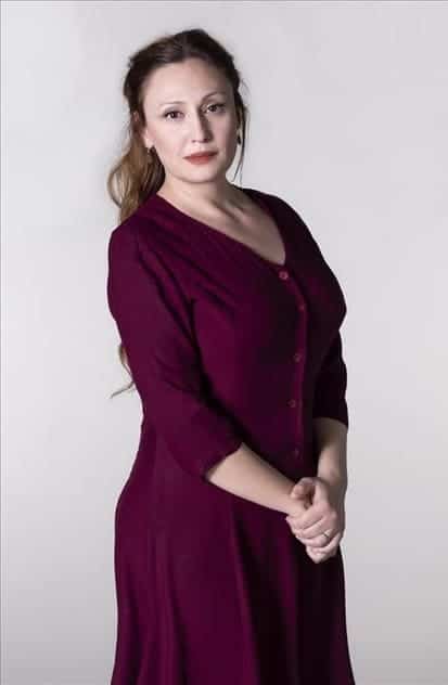 ifakat yalı çapkını Gülçin Santırcıoğlu-min (4) Gülçin Santırcıoğlu wearing a blue navy dress with copper long hair and few kilos plus